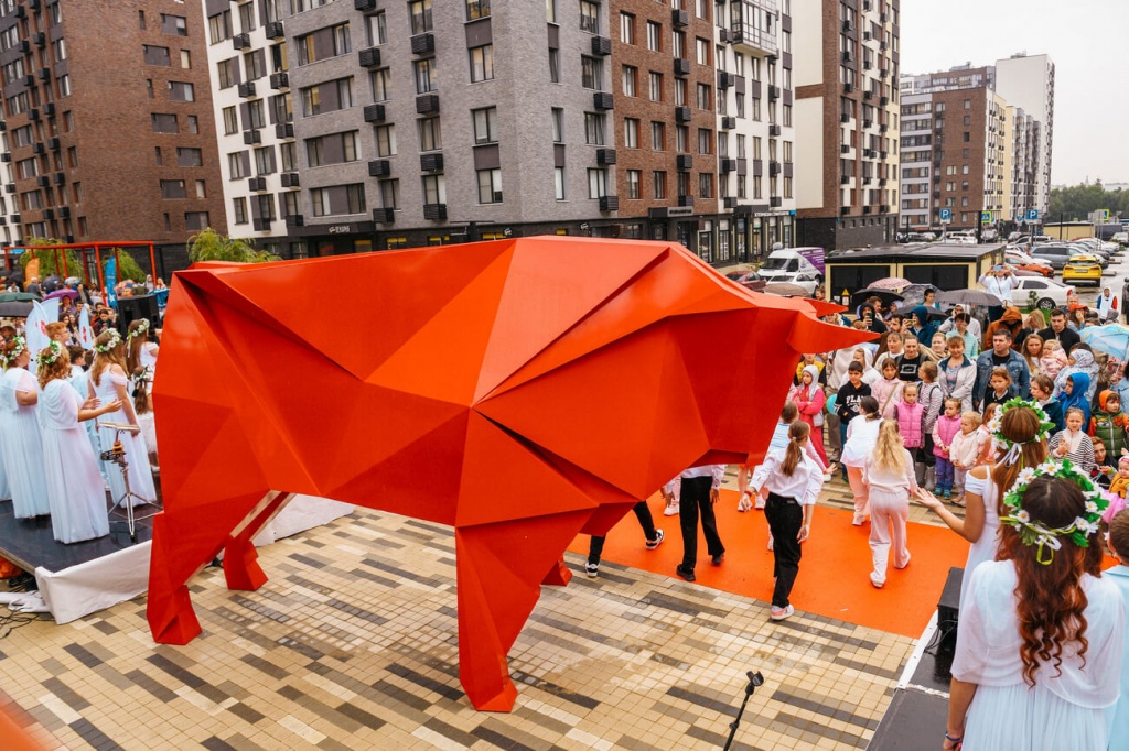 Трёхметровый красный бык поселился на Севильском бульваре в Москве