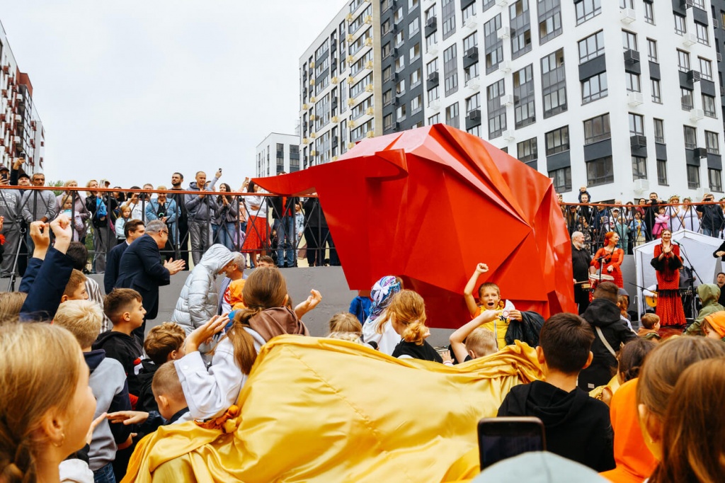 Трёхметровый красный бык поселился на Севильском бульваре в Москве